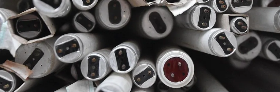 Blick auf alte Leuchtstoffr&ouml;hren